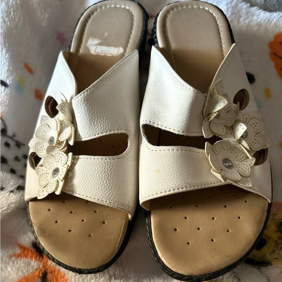 Women’s Sandals Size 7.5 W white with flowers - Picture 1 of 5